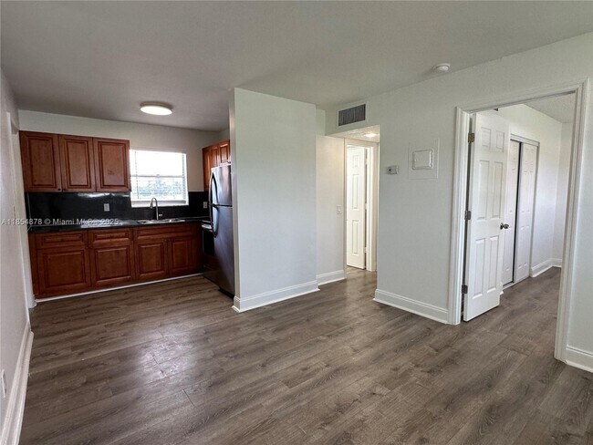 Building Photo - 5661 SW 36th Ct