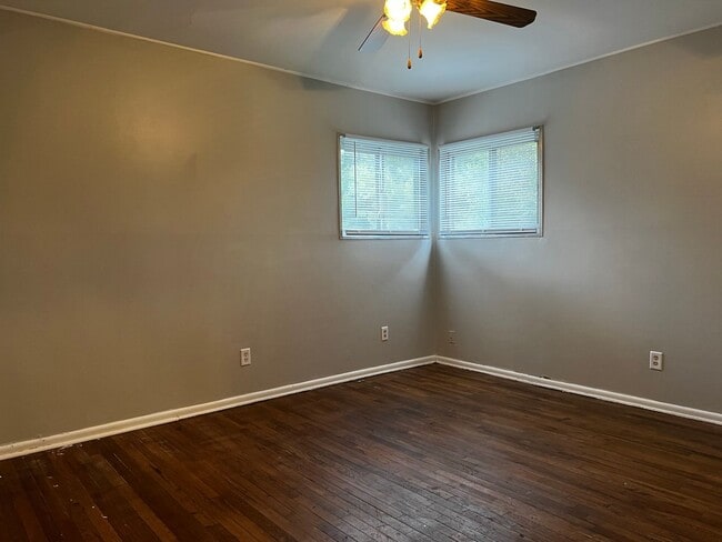 Building Photo - 3 BR 1.5 BA split-level with attached 1 car garage