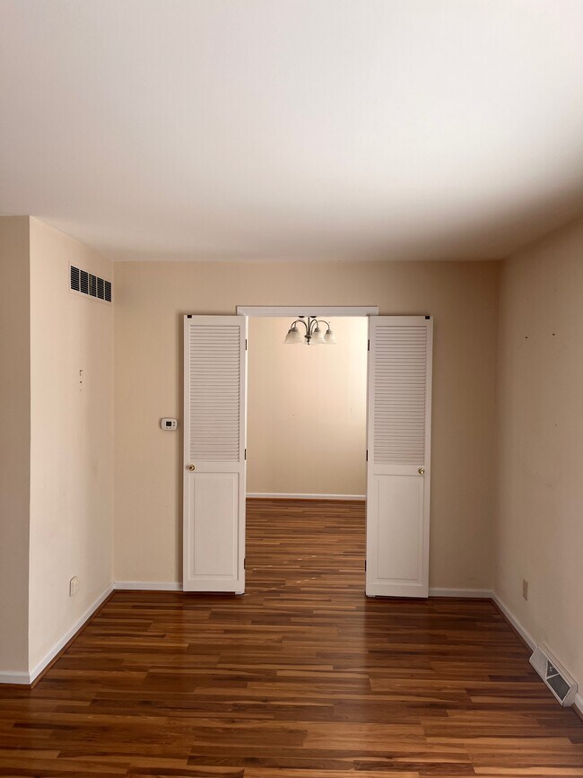 Building Photo - 1071 University Blvd