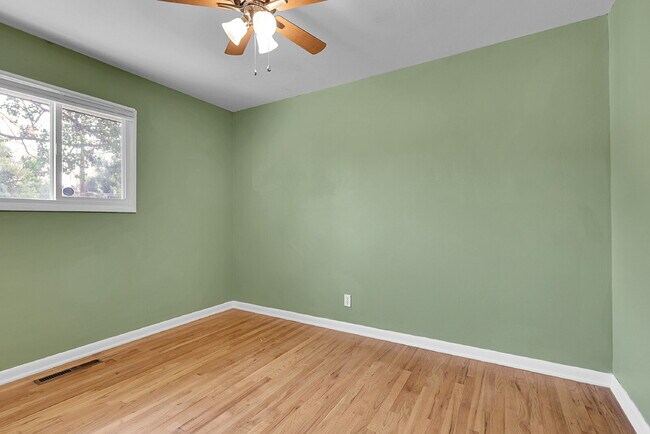 Building Photo - $1,900.00, 3-bed, 2 bath, located in Color...