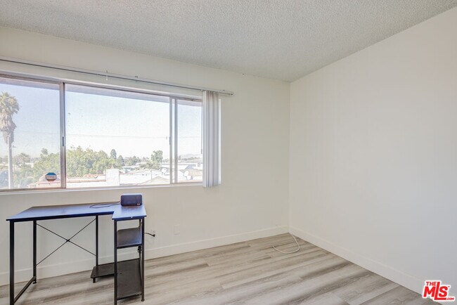 Building Photo - 305 E Plymouth St