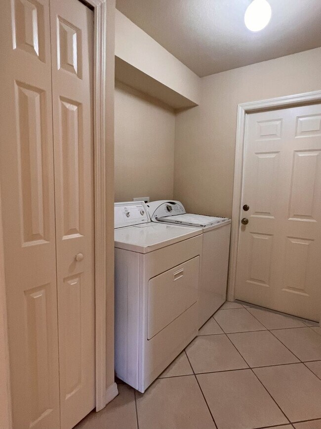 Building Photo - Lovely Home In SW Cape Coral