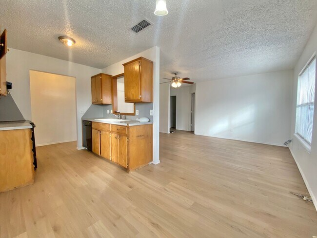 Building Photo - 3 bed 1 bath now available in southeast Lubbock
