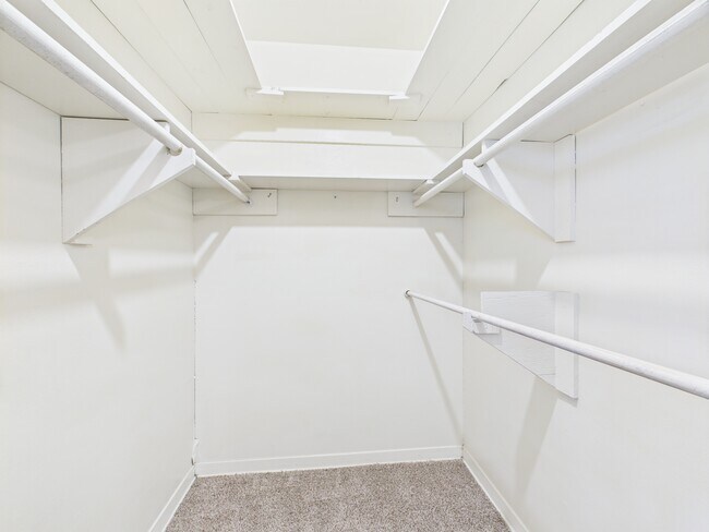 Building Photo - 1402 Village Dr