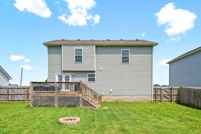 Building Photo - Spacious 4-Bedroom Home with Modern Upgrad...