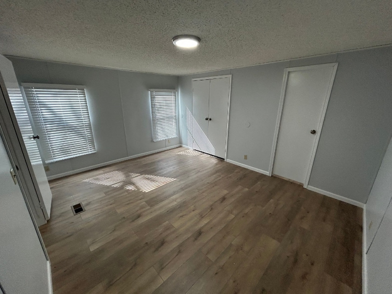 Building Photo - 2071 Deborah Ln