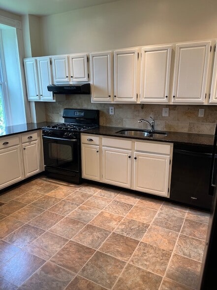 Building Photo - 1800 South Road