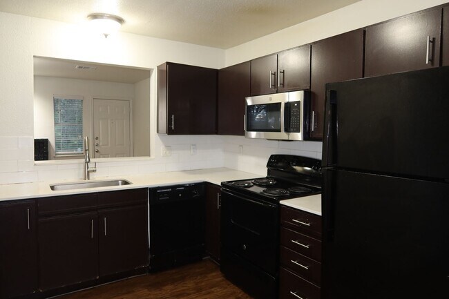 Building Photo - Downtown / Riverside Townhome - 2BD/2.5BA ...