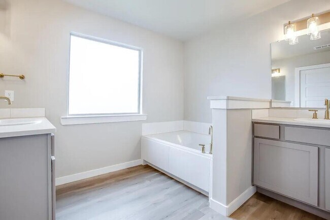 Building Photo - 10502 Aberdeen Ave