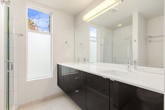 Building Photo - Newer 3 Bed 2.5 Bath Townhouse Close to Downtown