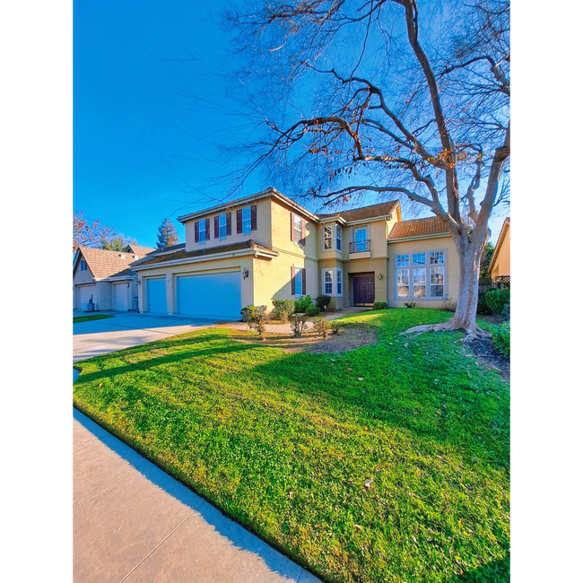 Building Photo - PRICE REDUCED TO $3450 & MOVE IN SPECIAL $450 OFF THE 1ST MONTH'S RENT – Spacious 5-Bedroom Fresn...