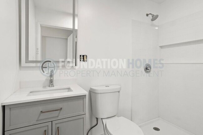 Building Photo - 523 B St