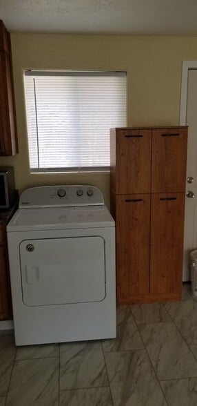 LIKE NEW DRYER - 1713 Anderson St