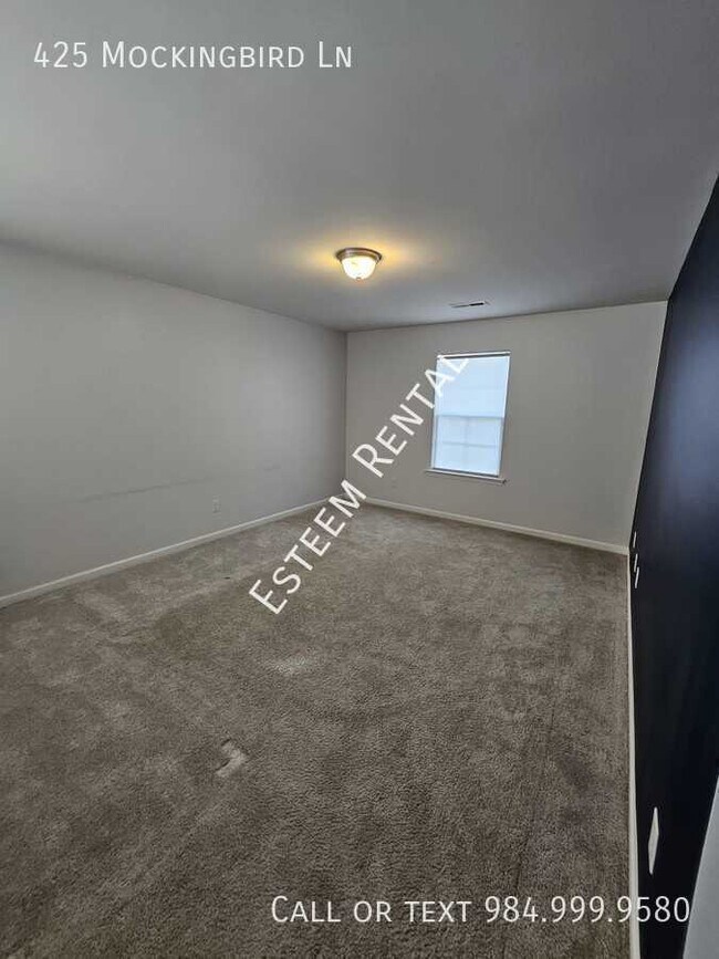 Building Photo - 425 Mockingbird Ln