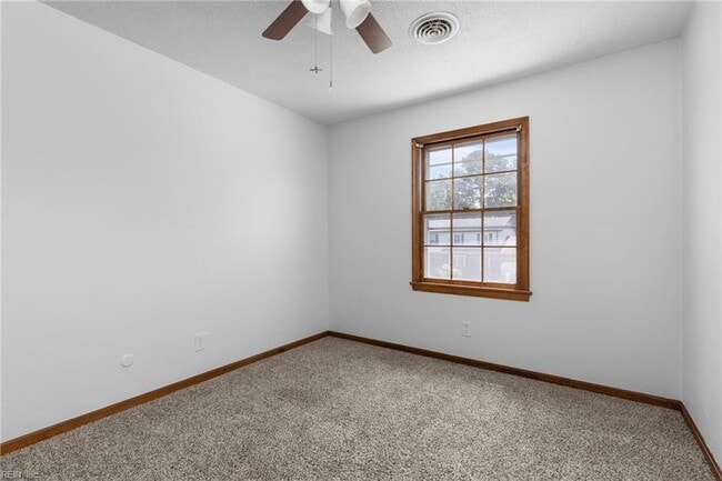 Building Photo - 703 Sir Walter Cir
