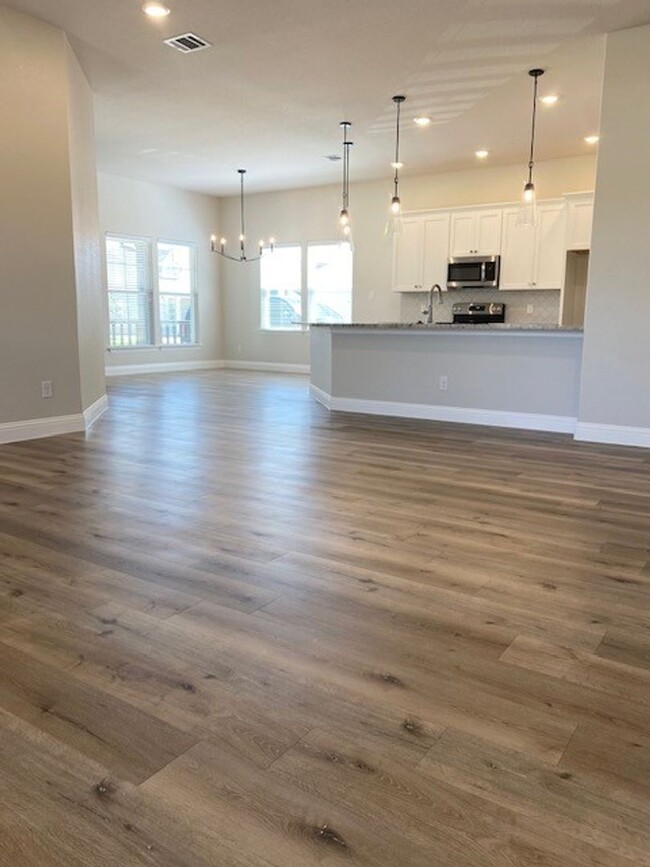 Building Photo - Beautiful Home located in Shannon Creek