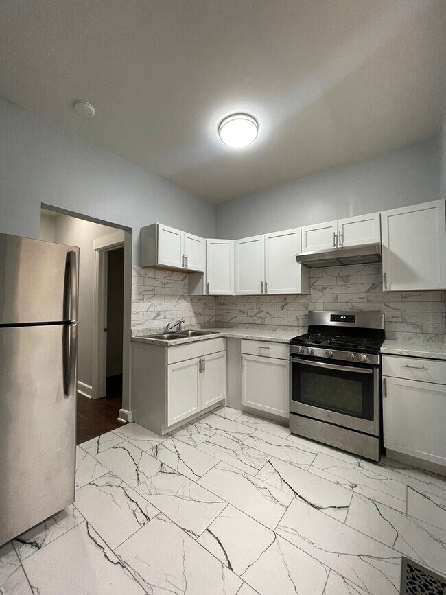 Building Photo - 916 W 68th St