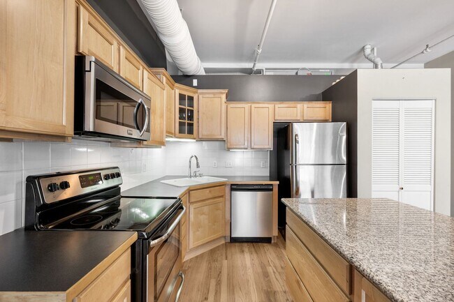 Building Photo - Spacious 1BD, 1BA Downtown Condo with Parking Spot