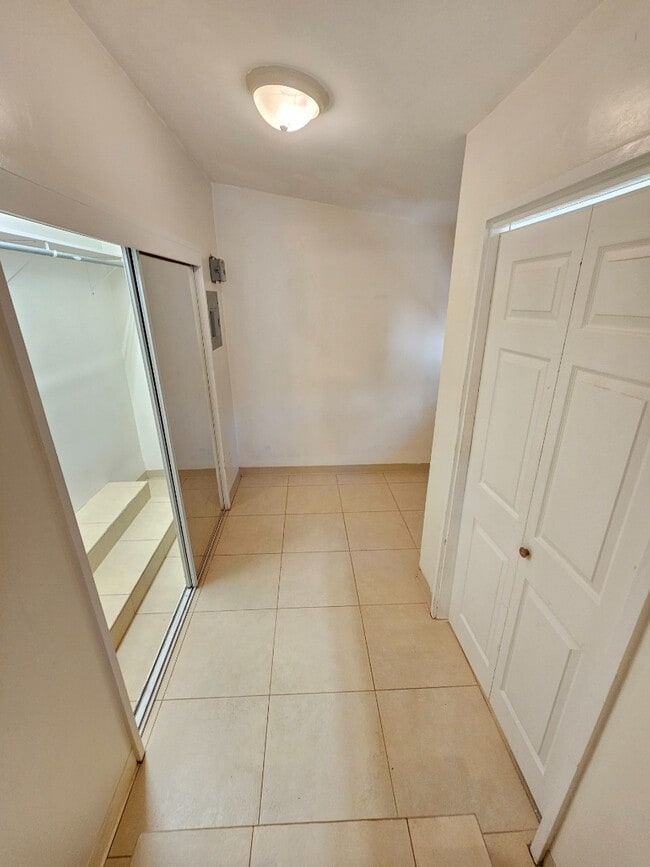Building Photo - Studio apartment