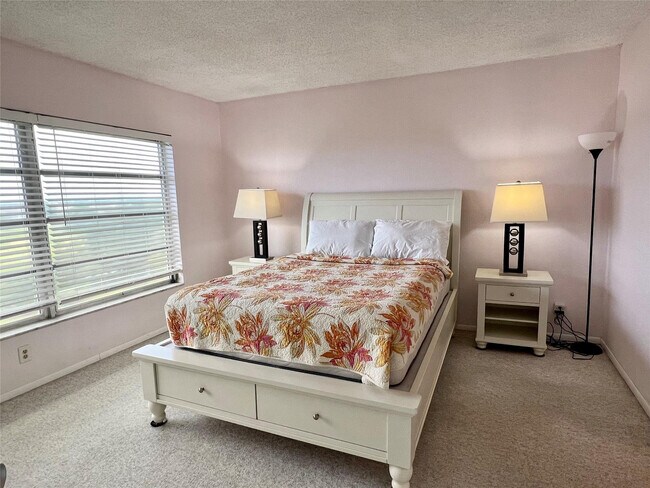 Building Photo - 3000 N Palm Aire Dr