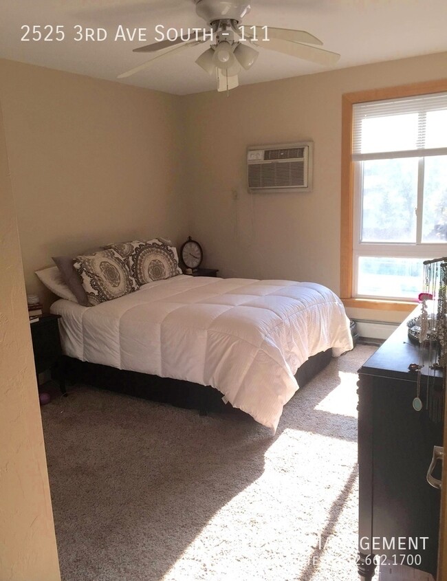 Building Photo - Spacious, Sun Filled 1 Bedroom Condo