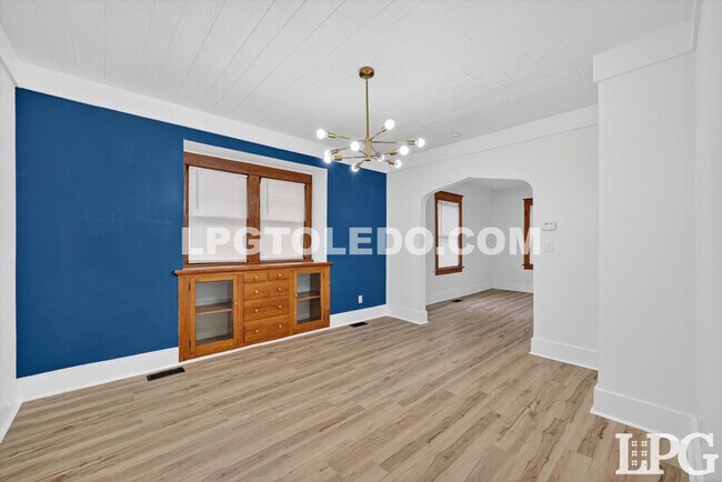Building Photo - 4140 Caroline Ave