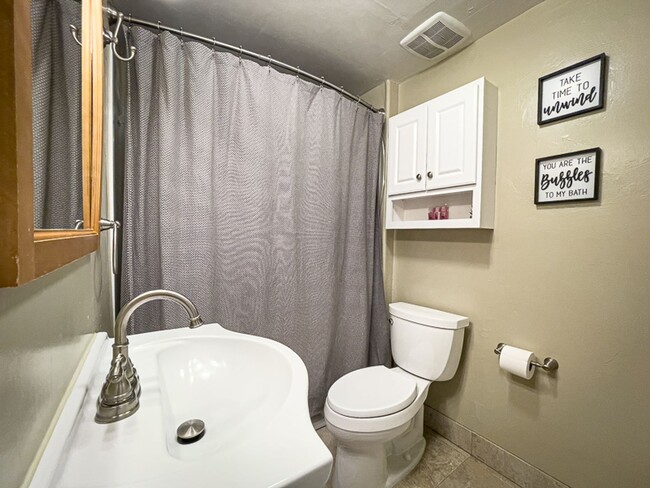 Building Photo - Kelsey's Cottage: Fully Furnished 2 bd/1ba...