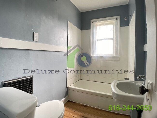 Building Photo - 1 Bed, 1 Bath Upstairs Unit - Move in Ready!