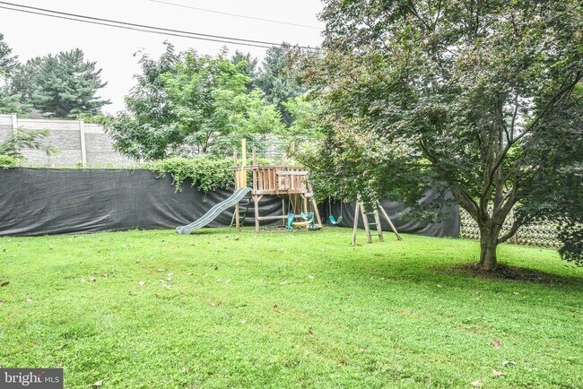 Building Photo - 9627 Locust Hill Dr