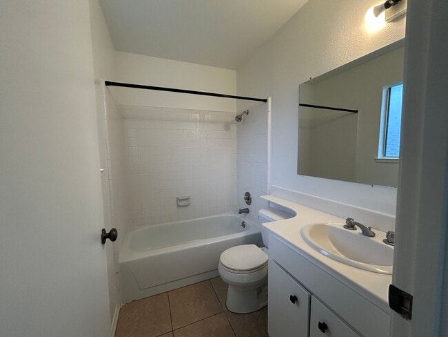 Building Photo - Lovely 3-Bedroom, 2-Bath Home with Spacious Backyard