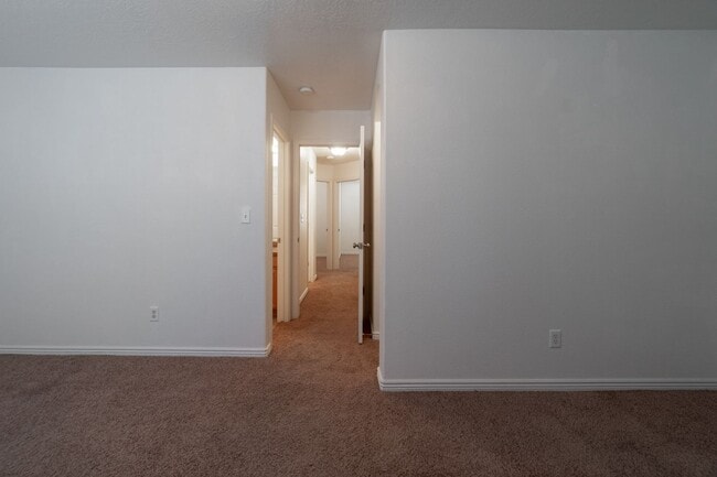 Building Photo - Hidden Valley Townhome For Rent!