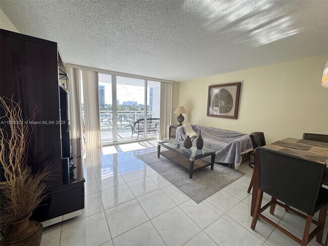 Building Photo - 2030 S Ocean Dr
