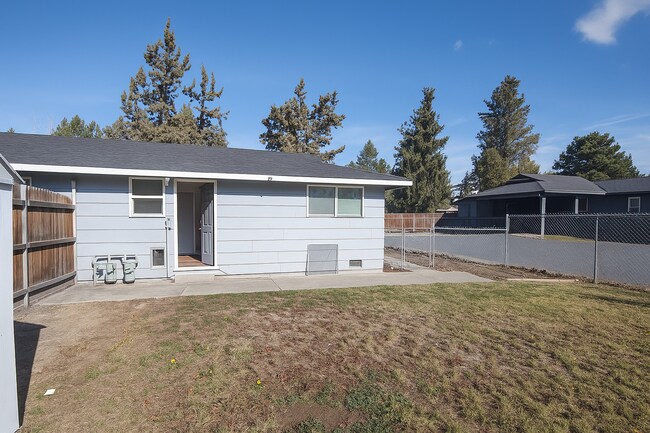 Building Photo - 2 bedroom 1 bath, pet-friendly, duplex uni...