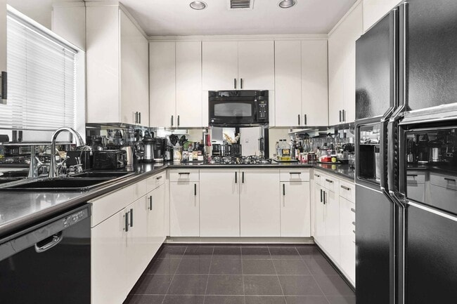 Building Photo - 540 N W Knoll Dr