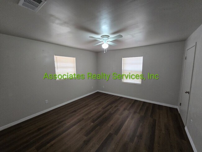 Building Photo - 1921 NE 17th Way