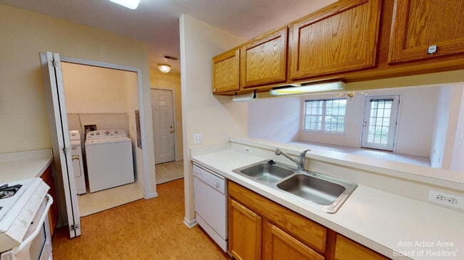 Building Photo - 2767 S Knightsbridge Cir