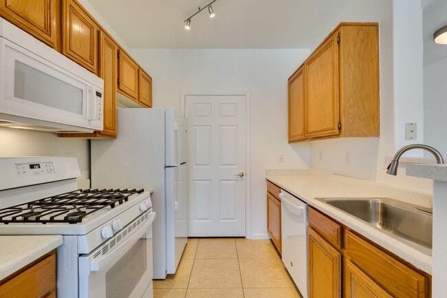 Building Photo - Beautiful 2nd floor condo