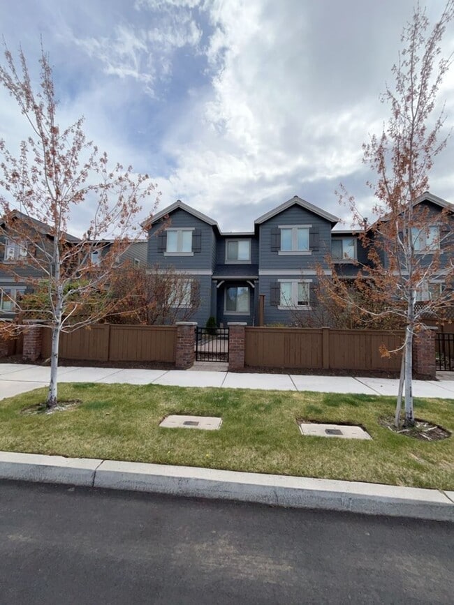 Building Photo - Gorgeous Newer Townhouse in NE Bend