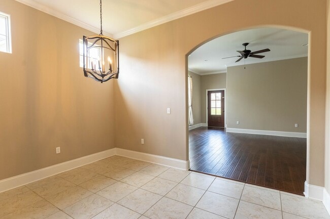 Building Photo - 515 Palm Breeze Dr