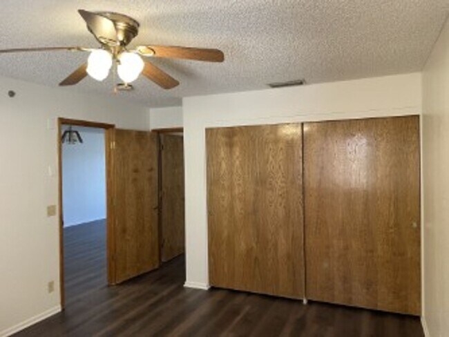 Building Photo - Move in ready.  Call for a showing. (928) ...