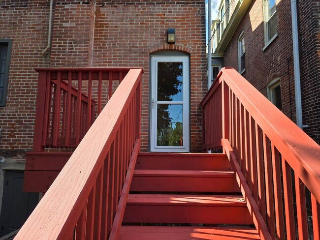 Building Photo - 1420 N Van Buren St