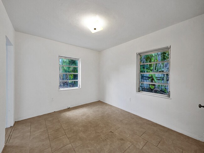 Building Photo - 3226 Oak Ave