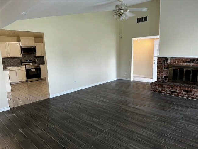 Building Photo - 5915 Trailview Dr