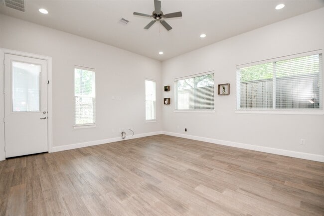 Building Photo - 508 W Donovan St