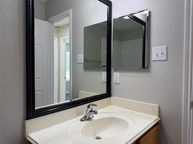 Building Photo - 817 Live Oak Dr