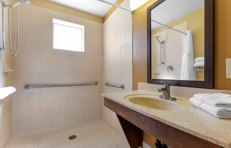 Building Photo - Furnished Studio-Phoenix - Airport - E. Oa...