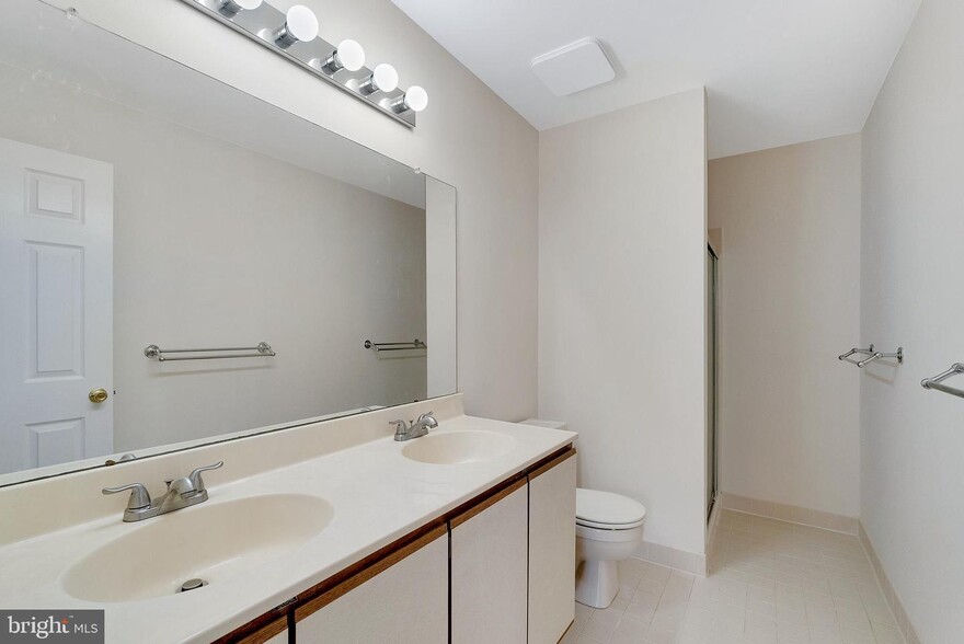 master bath - 430 Churchill Ct