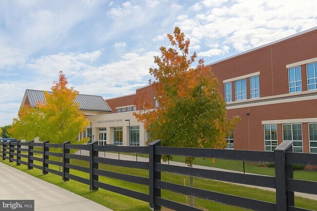 Building Photo - 8642 Satinwood Dr