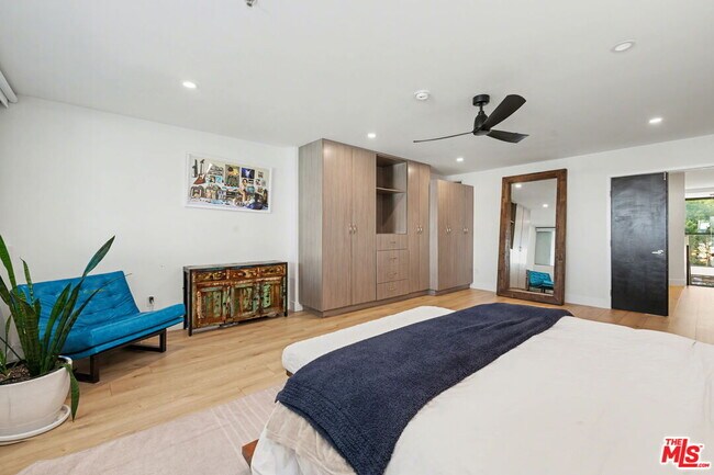 Building Photo - 700 Main St