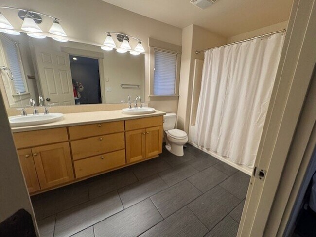 Building Photo - Partially furnished short term  West Side Location